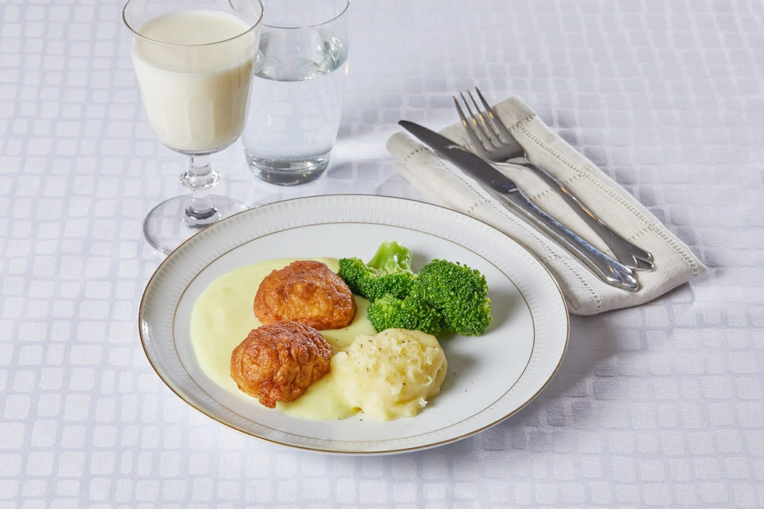 Fiskefrikadeller med hollandaise Fiskefrikadeller med hollandaise