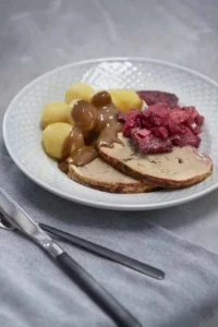 Forloren hare med skysovs, rodfrugter og kartofler