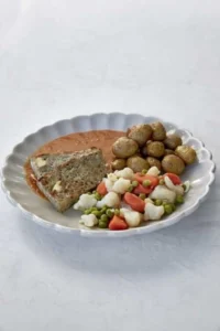 Farsbrød med feta, stegte kartofler og paprikasovs