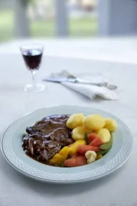 Bøfstroganoff med klostergrønt og kartofler