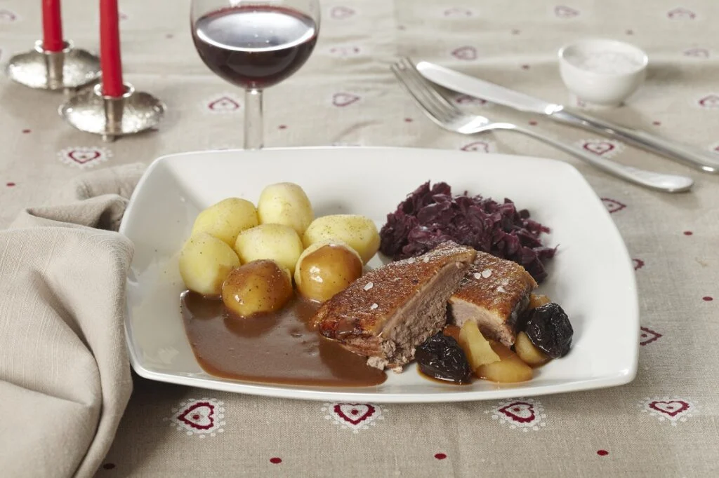 Andesteg med kartofler og rødkål