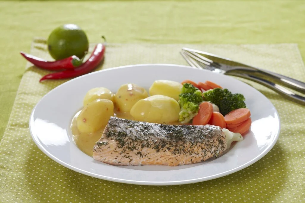 Frikadeller med kartofler og stuvet blomkål