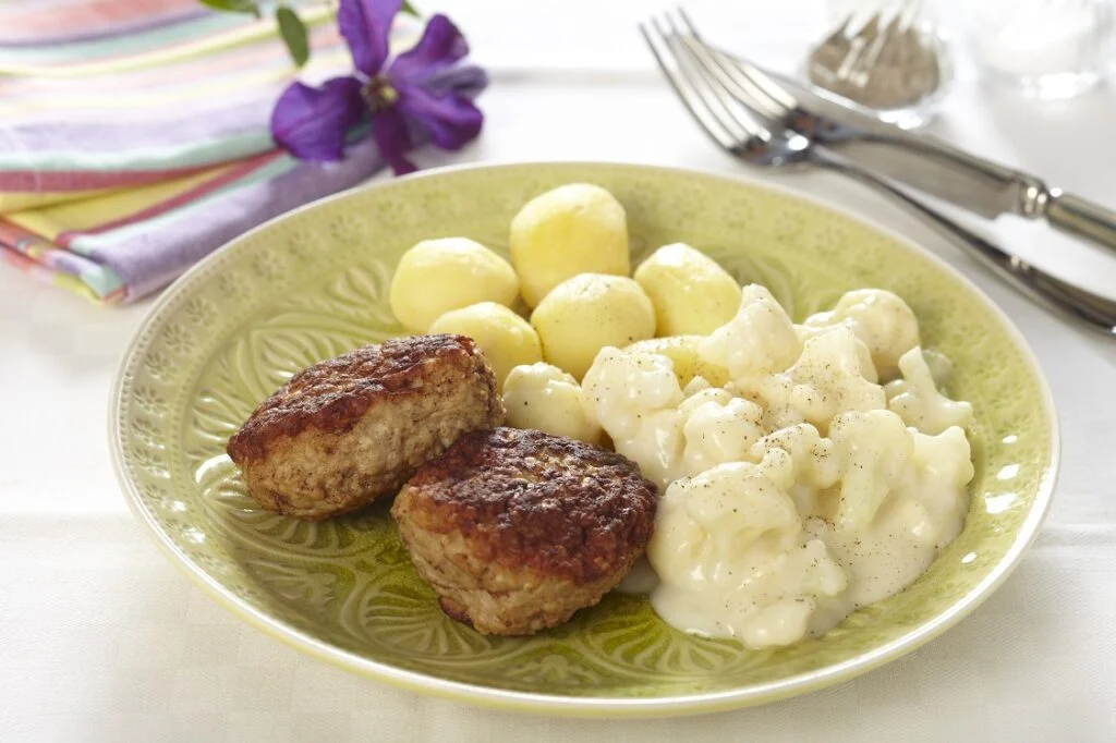 Frikadeller med kartofler og stuvet blomkål