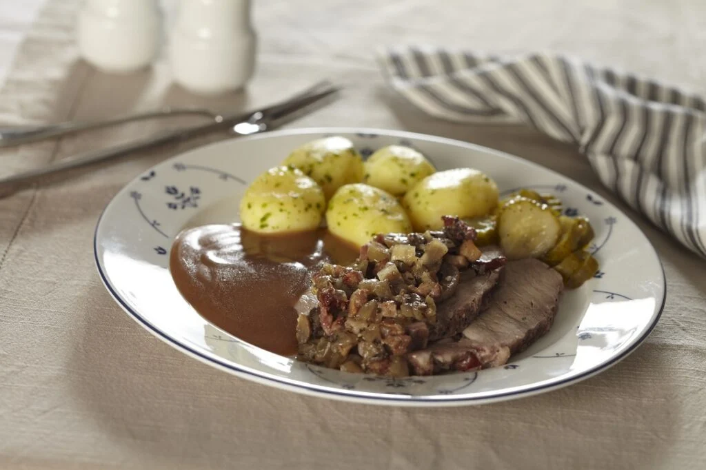 Husarsteg med sovs og persillekartofler