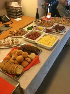 Brunch bord med brød, æg, pølser med mere